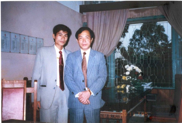 Sinh viên Triệu Đức Hạnh, bí thư đoàn đầu tiên của trường và tiến sỹ Phan Huy Phú.